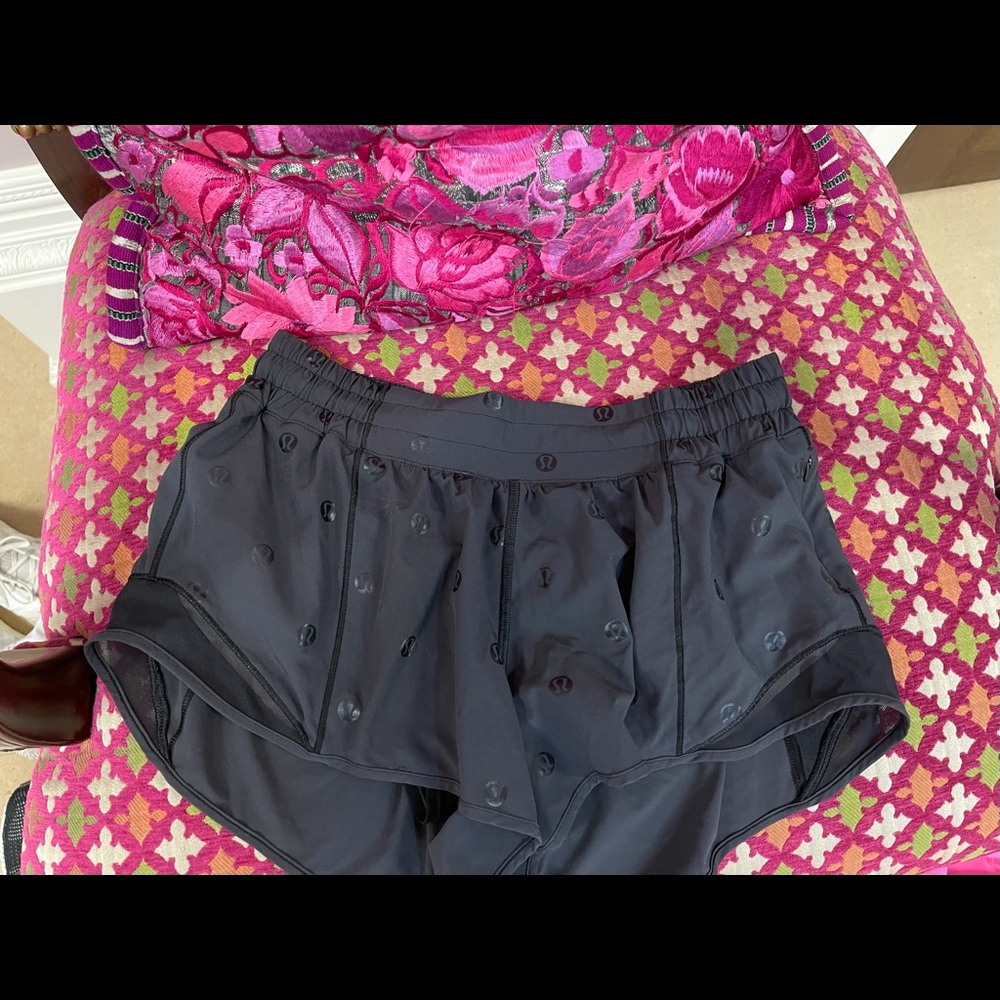 Super cool lululemon hotty hot shorts 2.5!